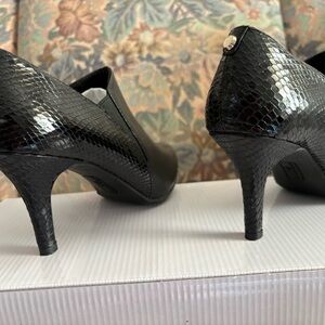 Anne Klein black pump